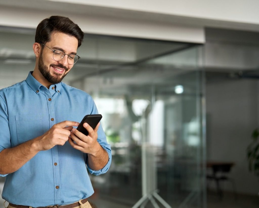 Vendedor revisando sus metas e incentivos en la plataforma SAWA desde su celular